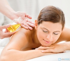 Massage bằng dầu dừa nguyên chất