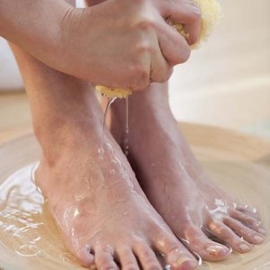 Trị nứt gót chân bằng dầu dừa
